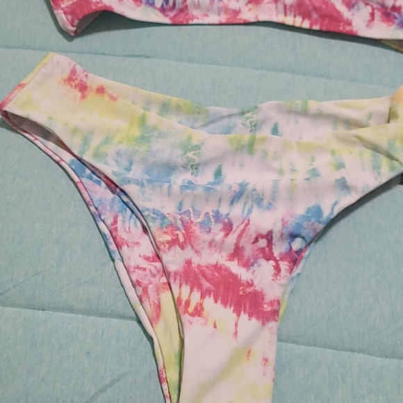 Bikini - Picture 3 of 6